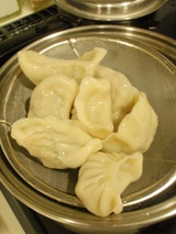 水餃子ゆでる