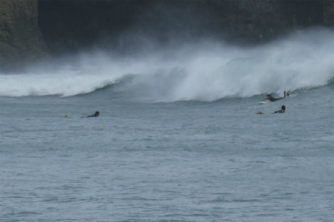 宮之浜ではサーフィンが盛んでした 台風１９号 小笠原父島 オガツアーのブログ３