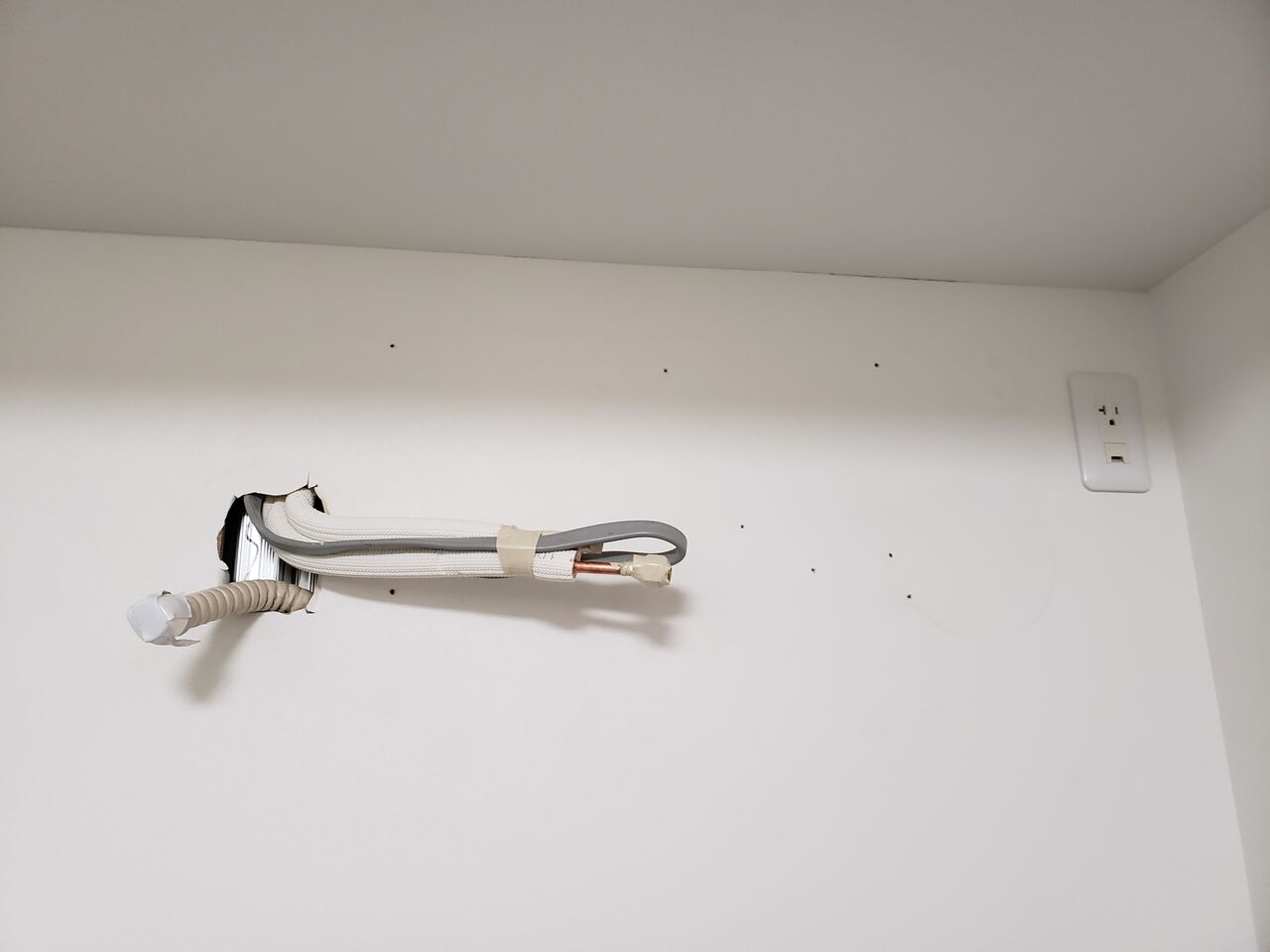 小川冷熱の工事ブログ ★ルームエアコン隠蔽配管接続工事～作業の流れ 先行配管 東京都練馬区★