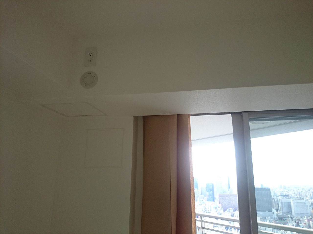 エアコン取り付け工事 壁面内隠蔽配管工事例 東京都 新宿区 小川冷熱の工事ブログ