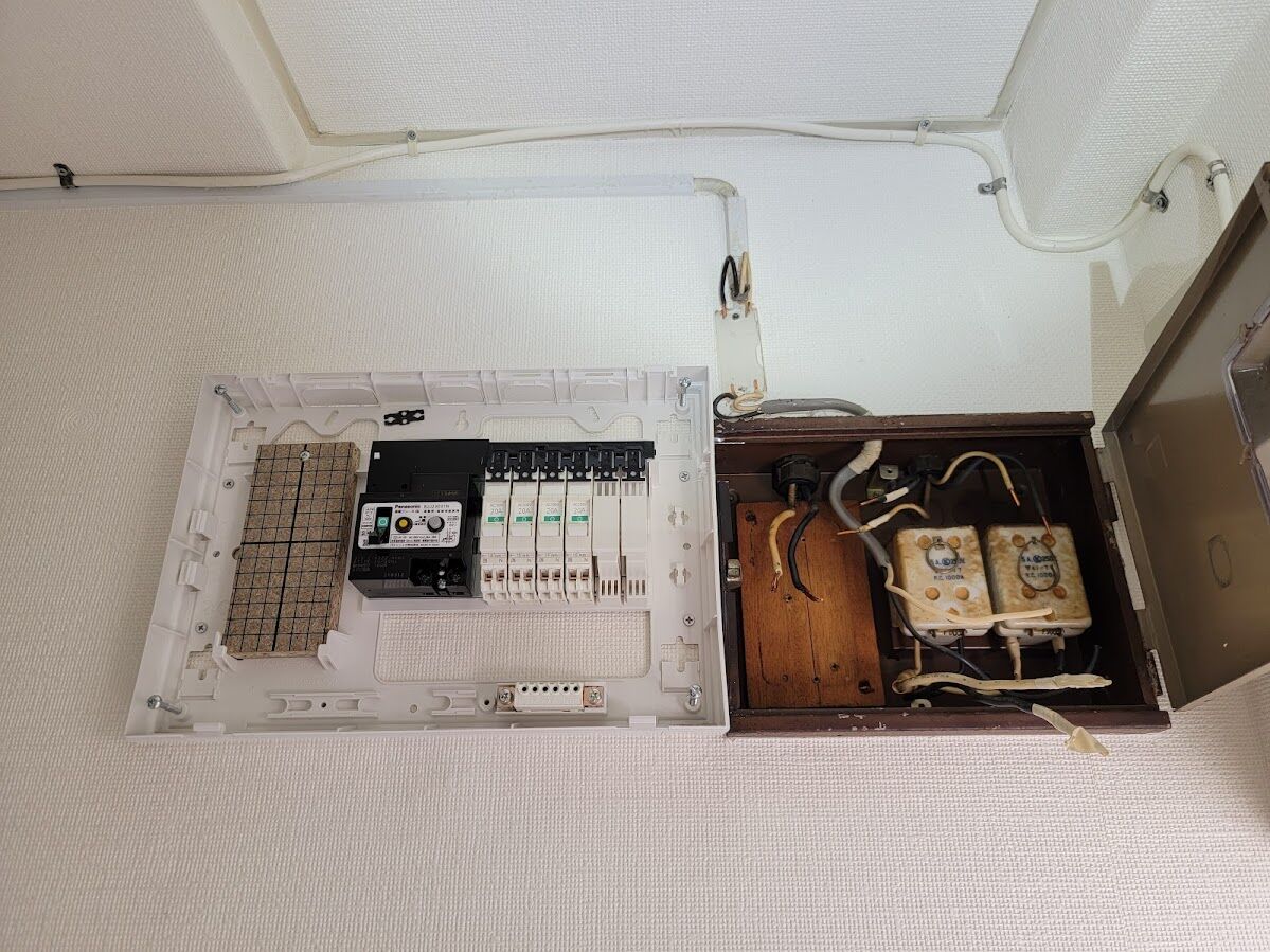 ◇分電盤更新工事 埋込形から露出形に交換しました(特殊案件 ◇分電盤更新工事 埋込形から露出形に交換しました(特殊案件