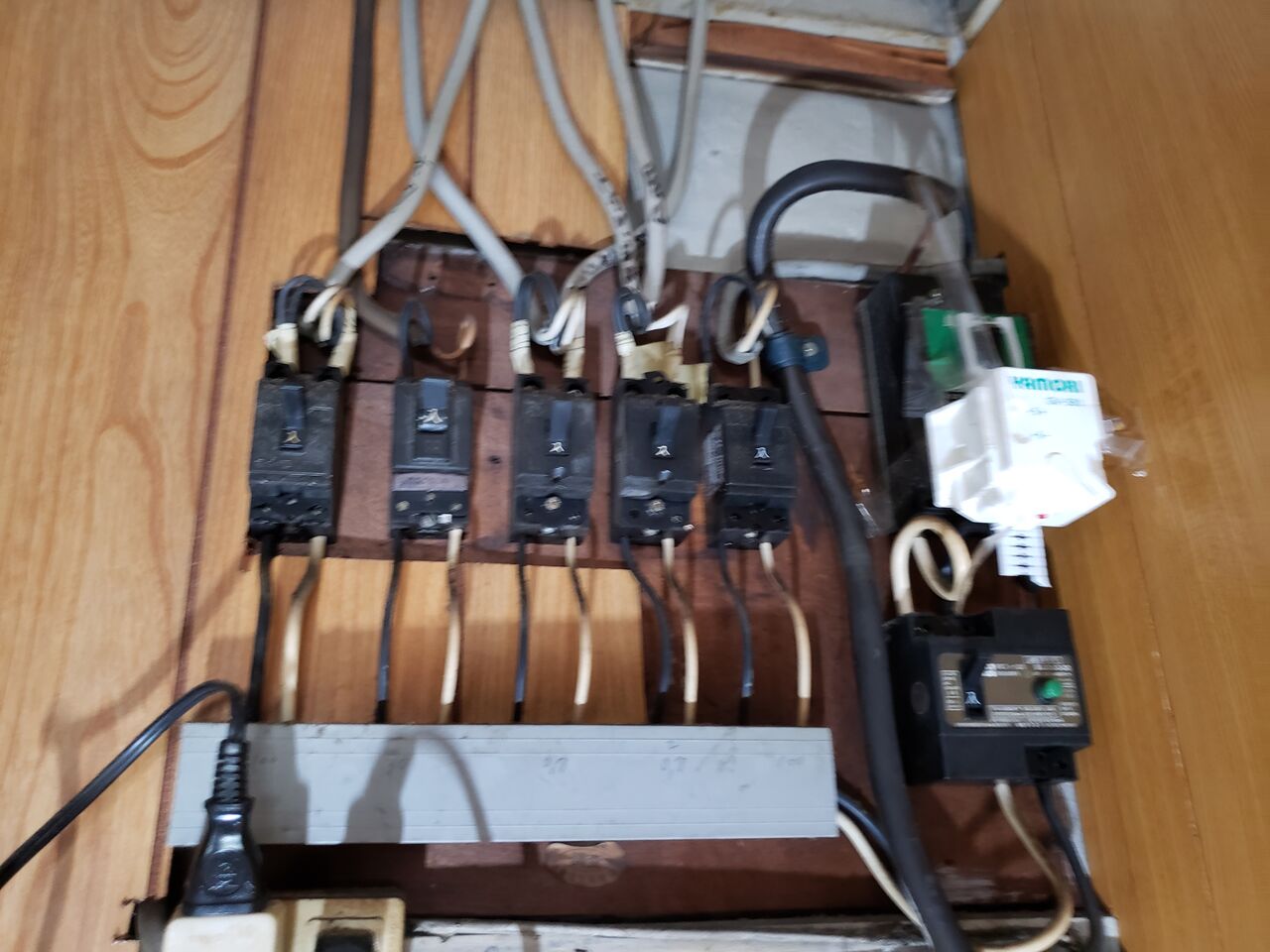☆単相二線式から単相三線式へ! 単三切り替え工事&分電盤交換 ☆単相二線式から単相三線式へ! 単三切り替え工事&分電盤交換