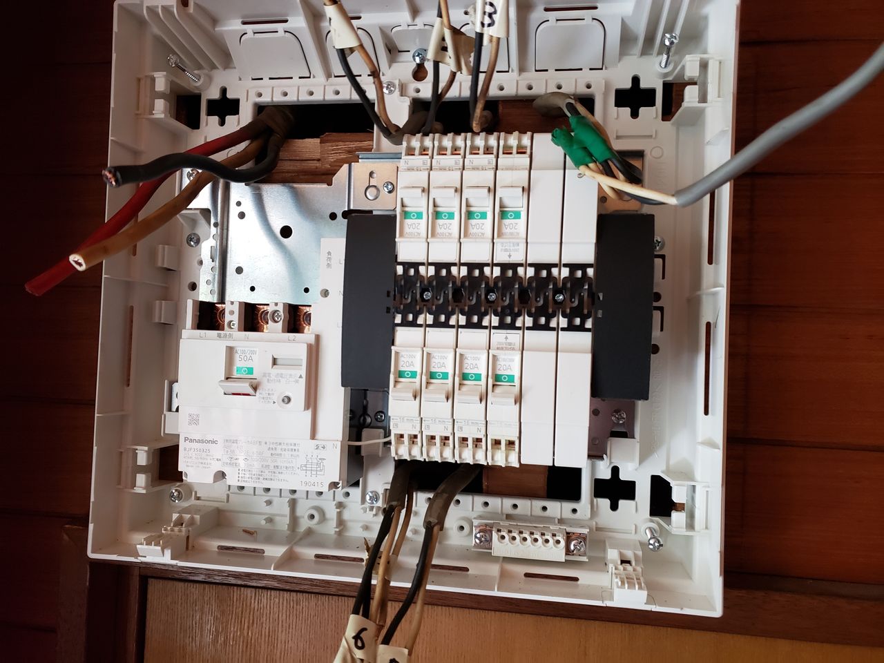 ☆分電盤を交換しました!取付交換作業例 Panasonic BQR8584 ☆分電盤を交換しました!取付交換作業例 Panasonic BQR8584