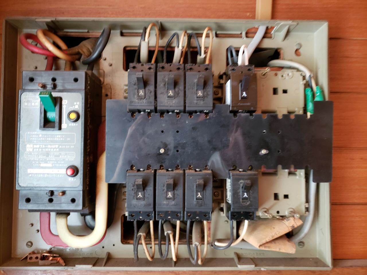 ☆分電盤を交換しました!取付交換作業例 Panasonic BQR8584 ☆分電盤を交換しました!取付交換作業例 Panasonic BQR8584