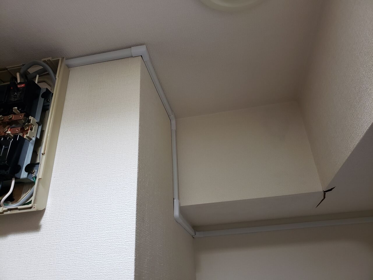 エアコン用 専用回路工事 露出配線 モール仕上げ 東京都板橋区 小川冷熱の工事ブログ