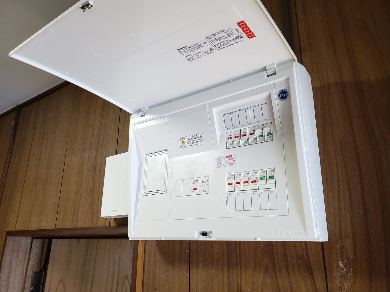 BQWB8482：住宅用分電盤(露出・半埋込両用形)(ドア無)(リミッタースペース無)(ヨコ一列)(単3：主幹：ELB40A分岐：8+2) [即日出荷] BQWB8482 パナソニック 分電盤 　リミッタースペースなし スッキリパネルコンパクト21ヨコ1列露出形8＋2 40A |  照明器具の専門店　てるくにでんき