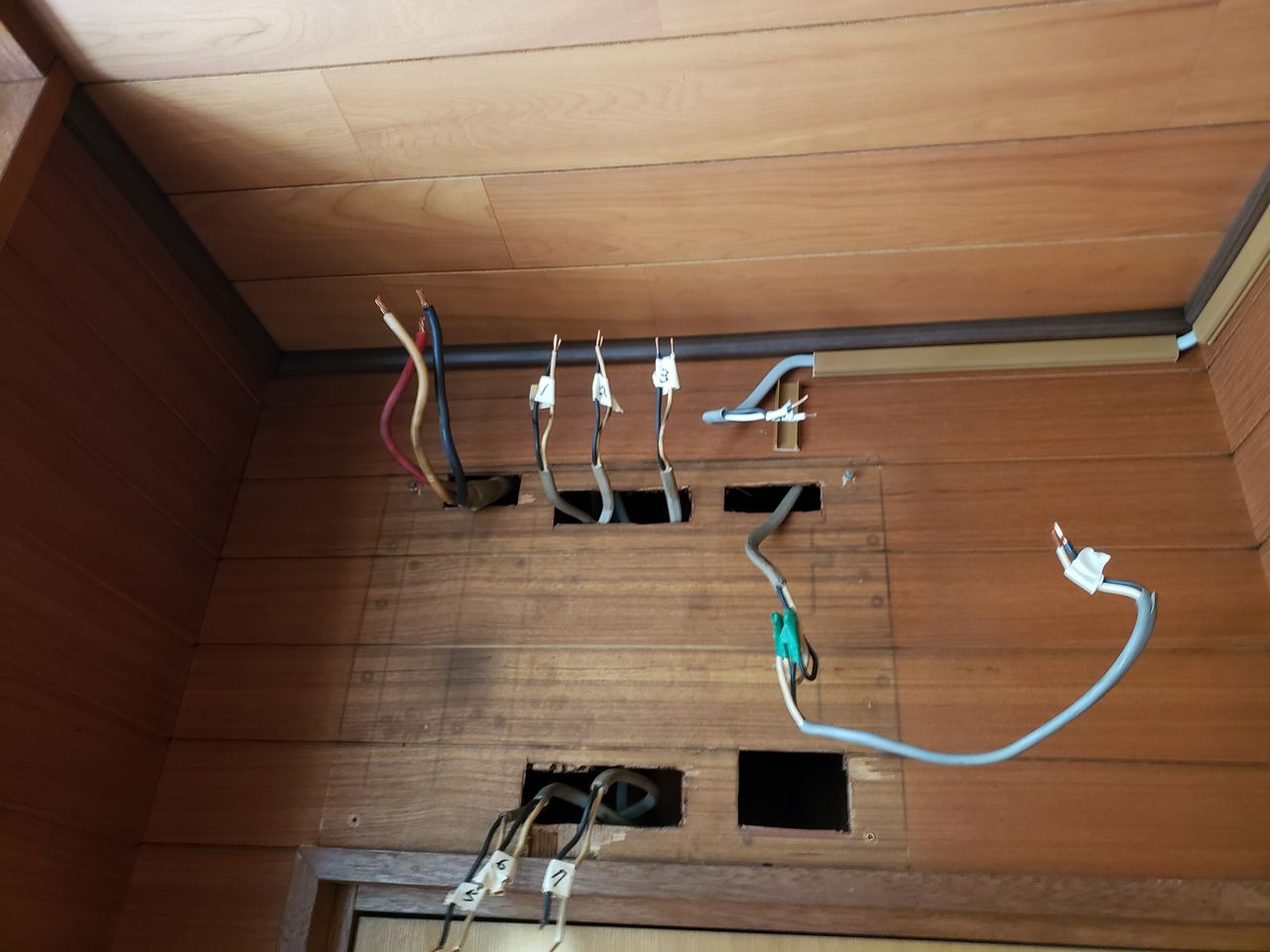 ☆分電盤を交換しました!取付交換作業例 Panasonic BQR8584 ☆分電盤を交換しました!取付交換作業例 Panasonic BQR8584