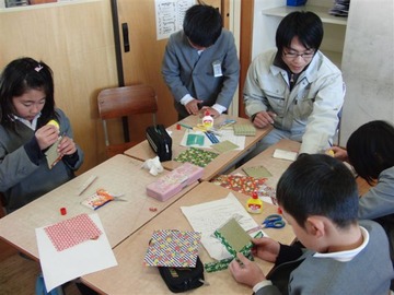コースター作りを教える「ひでぼう」