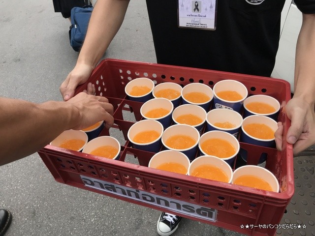 故プミポン前国王 火葬式 王宮前広場 参列 (22)