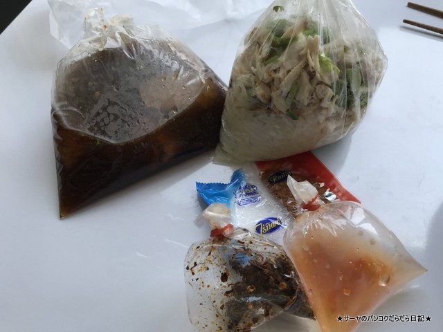 クイッティアオガイ Sukhumvit Soi22 お持ち帰り中身