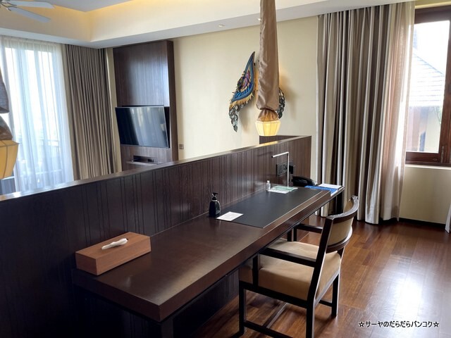 Grand Pool Suite, 1 Bedroom Suite 1 King, Sofa (9)