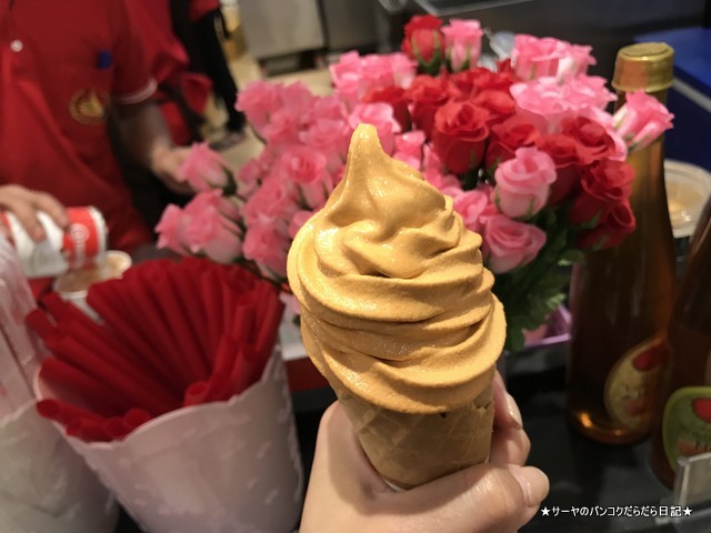タイミルクティーの老舗 Cha Tra Mue softcream