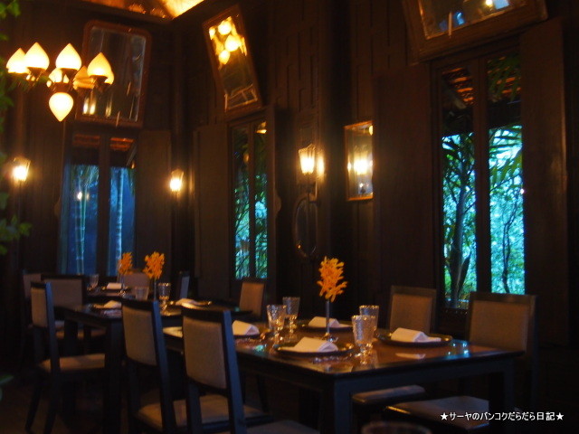 Chon Thai Restaurant 川沿い レストラン バンコク