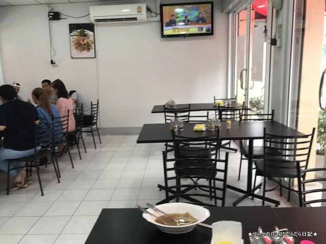 ウォンウェンヤイ ラーンパンナナー タイ料理r レストラン 店内