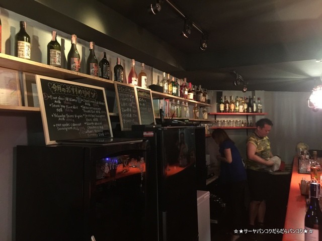 Zola Snack Bar ゾラ バンコク 2次会 バー カウンター