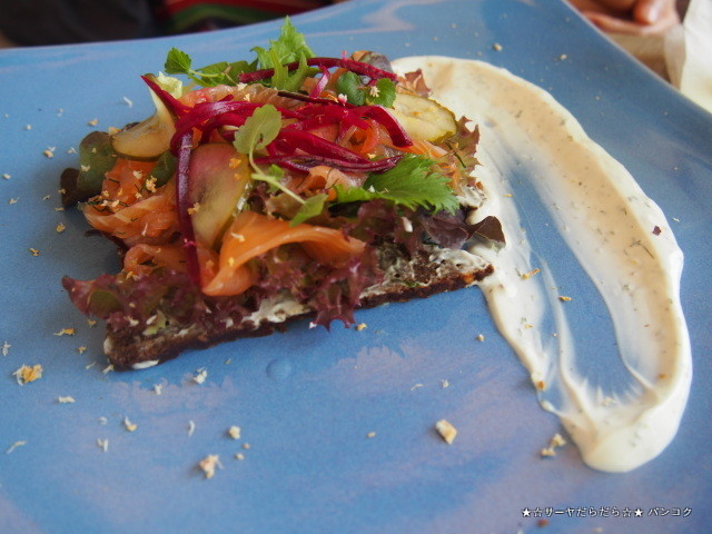 rocket cafe bangkok sukhumvit ロケット バンコク サーヤ
