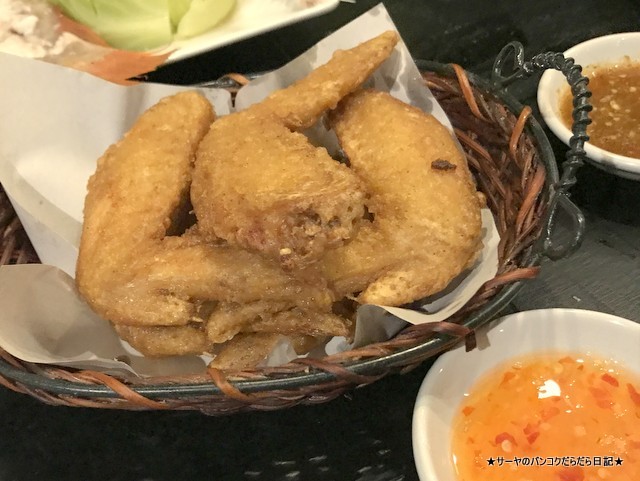 baan somtam ピークガイトー 手羽先揚げ バーンソムタム