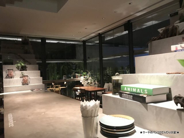 nowhere ekkamai rooftop bar バンコク ルーフトップ 階段