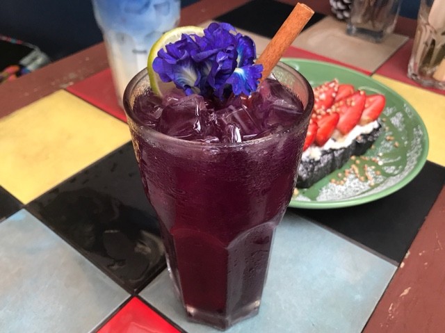 Blue Whale Cafe バンコク 青いラテ 流行 バンコク 人気