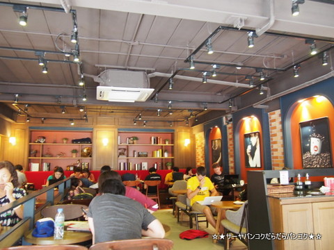 HOLLYS COFFEE バンコク カフェ サーヤ
