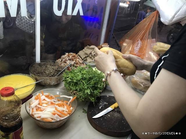 Banh Mi Xiu Mai 肉団子入り ベトナム サンドイッチ 屋台 (3)