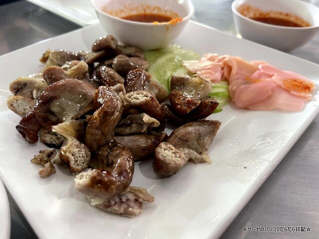 Somneuk grilled chicken ソムヌックガイヤーン タイ料理 (4)
