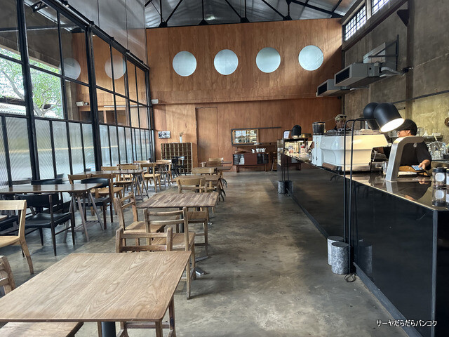 【Craftsman Roastery and Brew Bar】 at Chan Road, Soi 43 ~開放感×インダストリアル ...