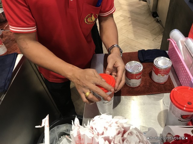 タイミルクティーの老舗 Cha Tra Mue 店員