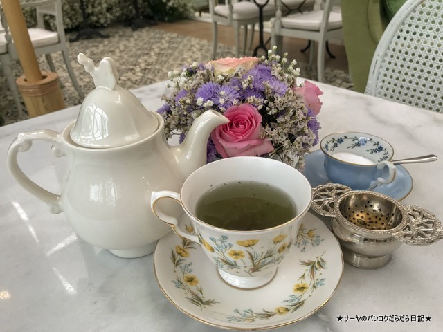 The T's Room 56 onnut cafe bangkok 青いお茶
