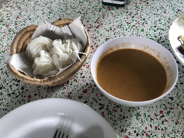 Khun Bi Khanom Chin Sot カノムジーン タイ料理 行列 大人気 (5)