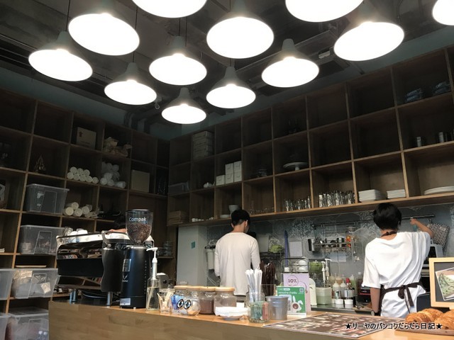 library バンコク カフェ 人気 ライブラリー 店内