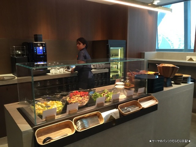 Cathay Pacific First and Business Class Lounge (4)