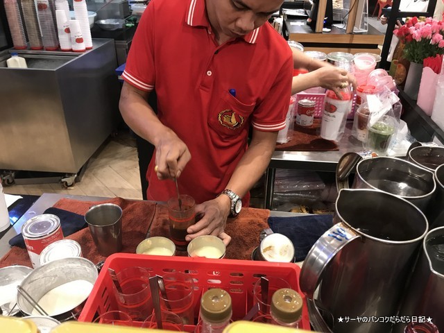 タイミルクティーの老舗 Cha Tra Mue 作ってる