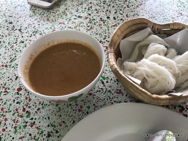 Khun Bi Khanom Chin Sot カノムジーン タイ料理 行列 大人気 (4)