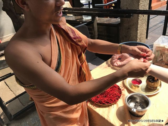 シヴァ寺にあるシヴァ神の像 shivoham shiva temple 僧侶
