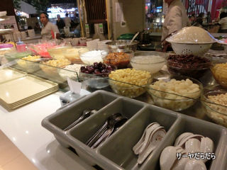 food cort at ekkamai gateway 5