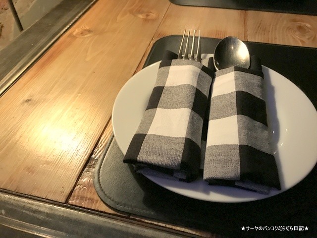 Fork & Cork by Sphinx シーロム タイ料理 Soi4 (4)