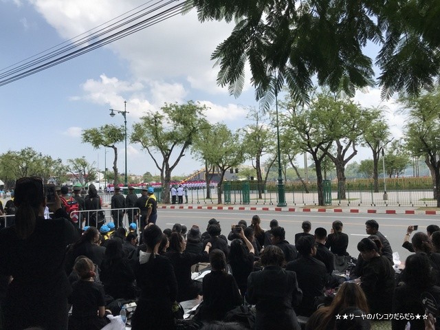 故プミポン前国王 火葬式 王宮前広場 参列 (15)