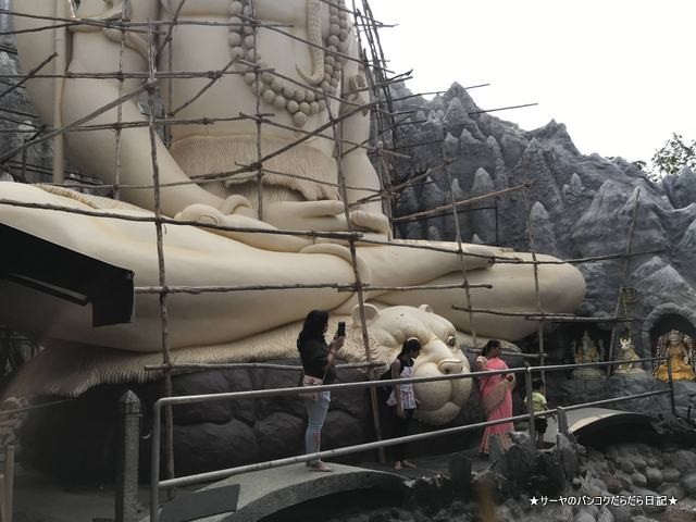 シヴァ寺にあるシヴァ神の像 shivoham shiva temple (18)