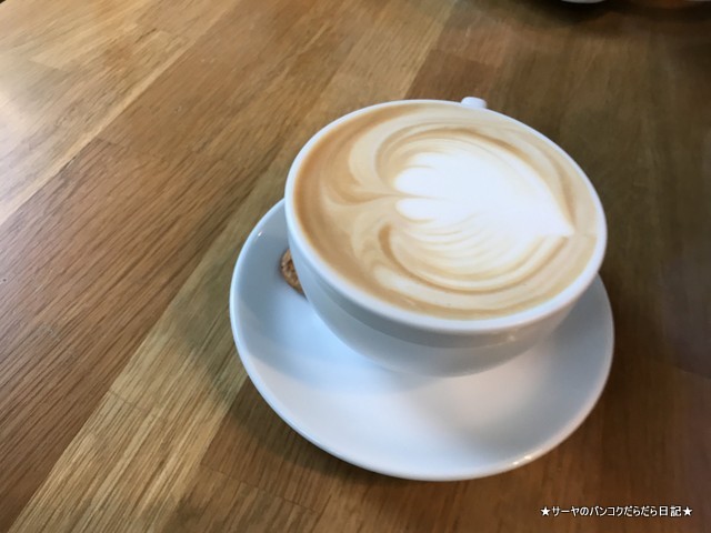 library バンコク カフェ 人気 ライブラリー カフェラテ