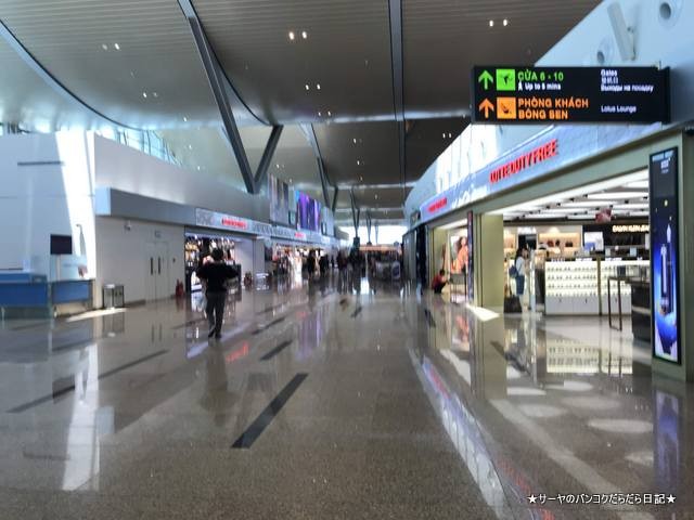 カムラン国際空港 出発階 (8)