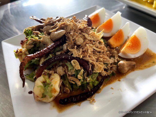 Somneuk grilled chicken ソムヌックガイヤーン タイ料理 (6)