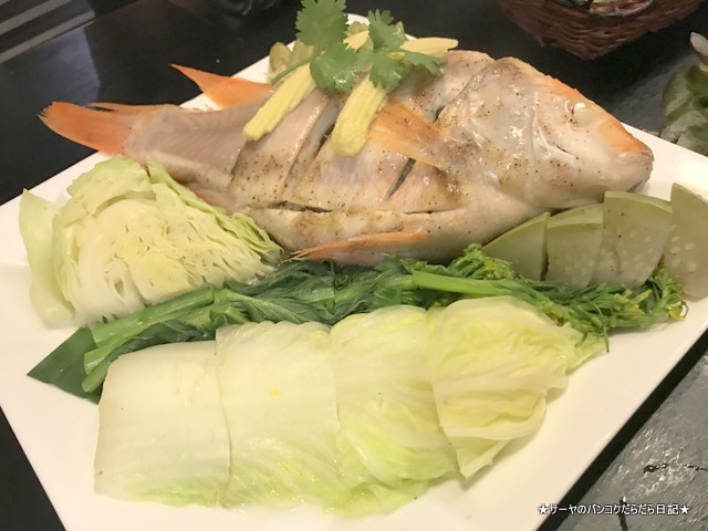 baan somtam プラータプティムヌンジェーオ 魚蒸し