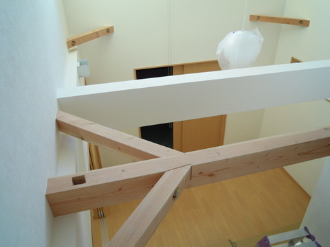 屋根裏部屋からリビングを見下ろす