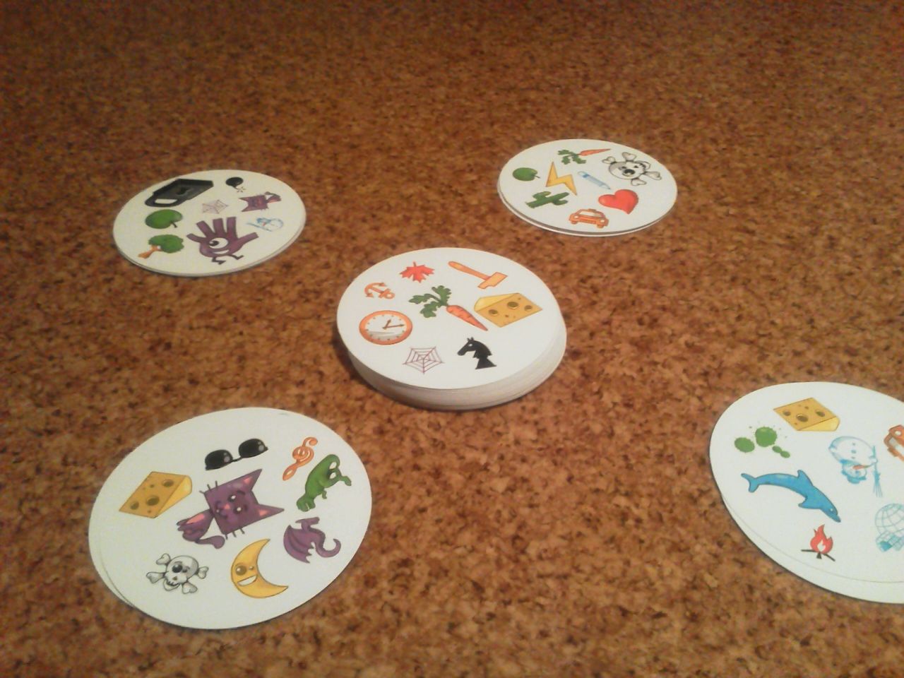 ボードゲーム レビュー 評価 ドブル Dobble Spot It あそびつながるラボ おすすめのボードゲーム紹介ブログ