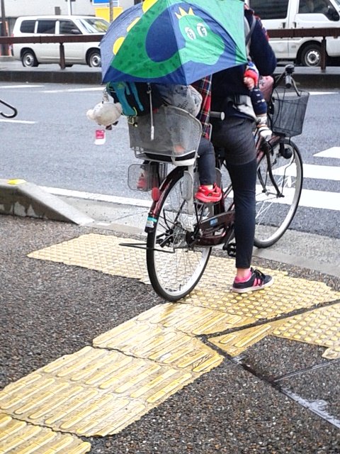 今日の自転車のおばちゃん 雨の日に子供二人乗せて傘さし運転は危ないって と思いながらも保育園に送る大変さもわかるので ママ頑張れ プランナーの独り言