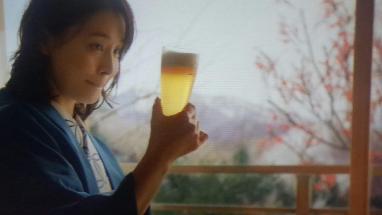 キリンビール石田ゆり子さん着用デザインの形違いブラウス