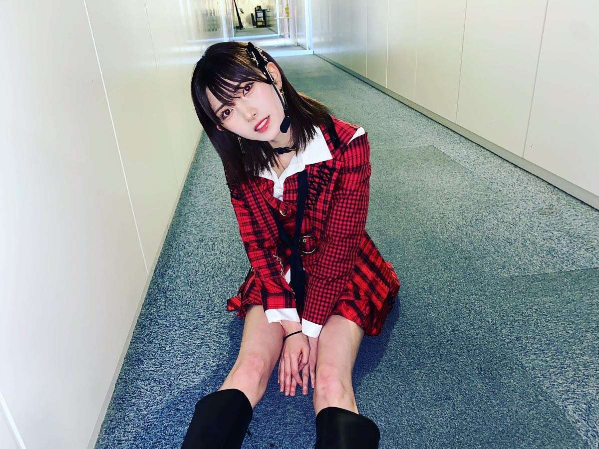 【AKB48】岡田奈々がインスタ更新「残り時間全力を尽くします」廊下に座りこんだ写真