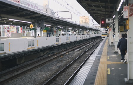 隣のサラリーマンが突如ゲロった。