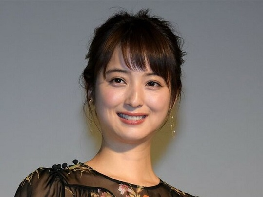 【悲報】佐々木希(33)、うっかりミニスカートを履いてしまう